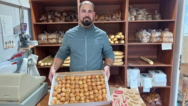Daniel con sus sabrosos buñuelos en la Panadería López de Aldeamayor de San Martín