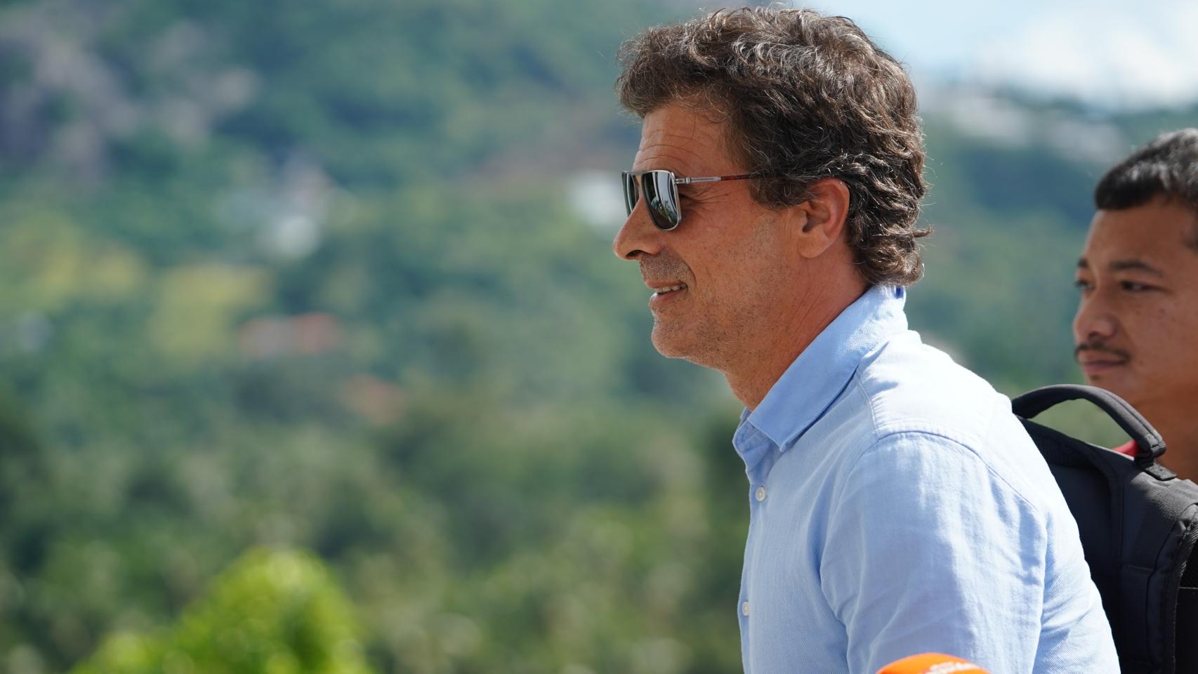El actor Rodolfo Sancho durante una nueva visita a la cárcel de Koh Samui, en Tailania.