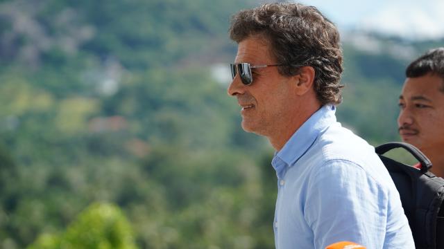 El actor Rodolfo Sancho durante una nueva visita a la cárcel de Koh Samui, en Tailania.