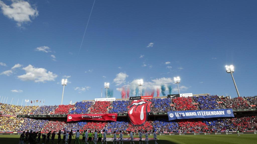 Tifo antes de comenzar El Clásico con el logo de los Rolling Stones.