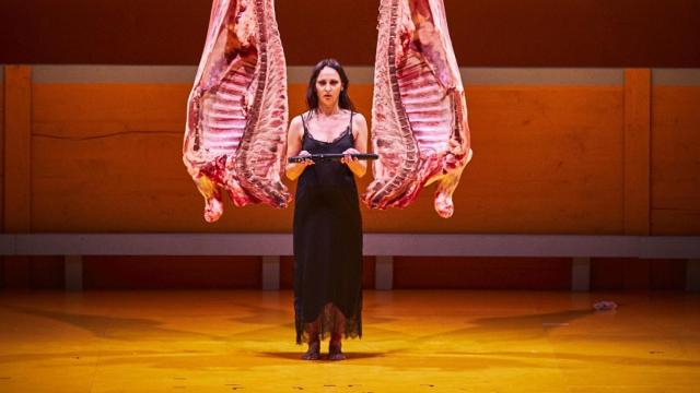 Un momento de la impactante puesta en escena de Liebestod. Foto: Christophe Raynaud