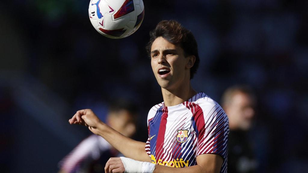 Joao Félix realiza ejercicios de calentamientos antes de El Clásico.