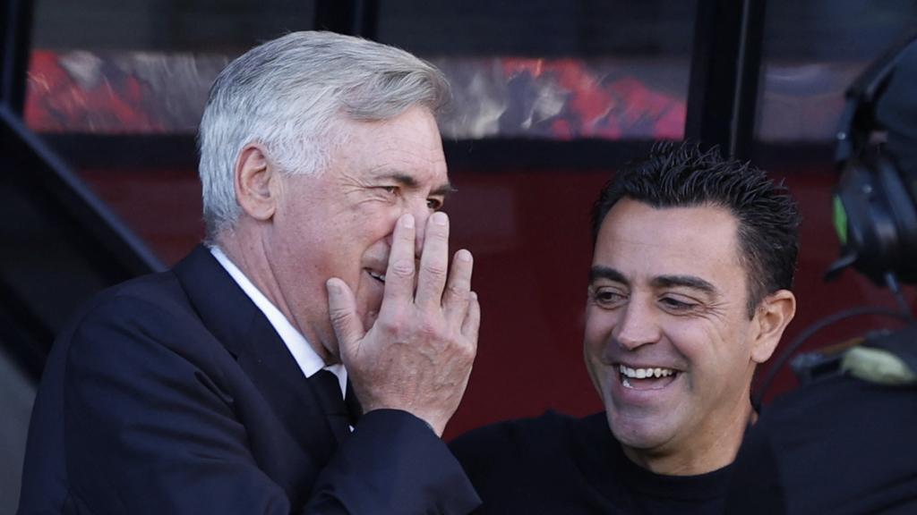 Xavi Hernández y Carlo Ancelotti bromean antes de comenzar El Clásico.