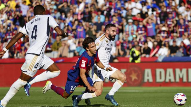 Joao Félix cae al suelo en la carrera con Carvajal.