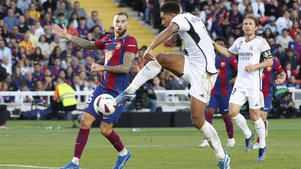 Bellingham anota el segundo gol del Real Madrid en El Clásico.