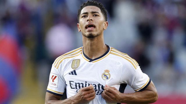 Jude Bellingham se señala el escudo del Real Madrid tras marcar el gol de la victoria en El Clásico.