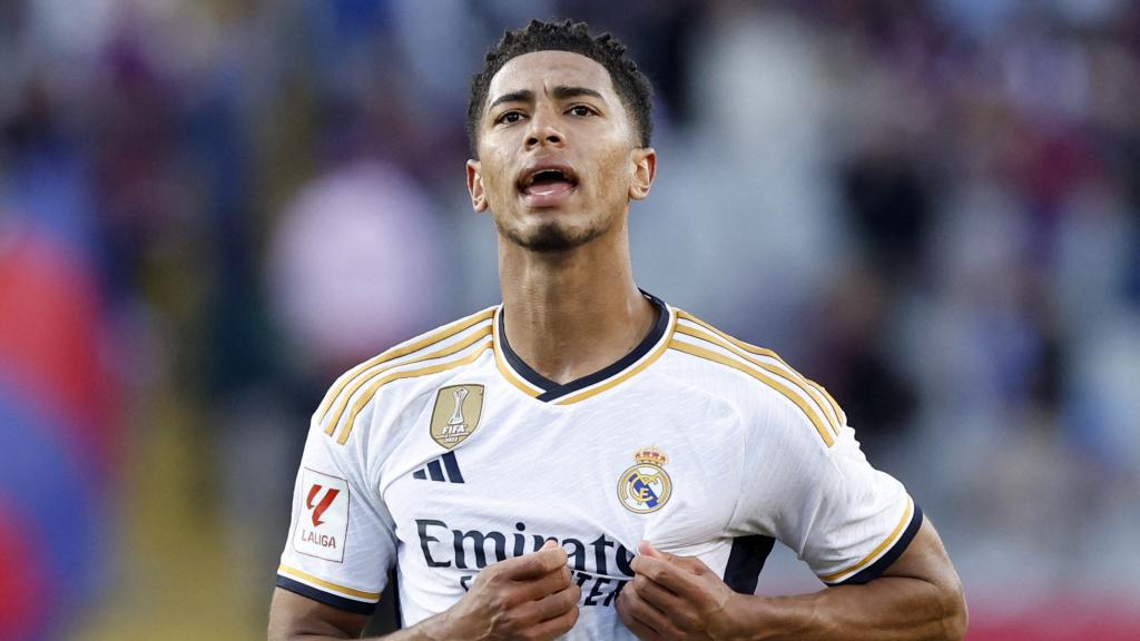 Jude Bellingham se señala el escudo del Real Madrid tras marcar el gol de la victoria en El Clásico.