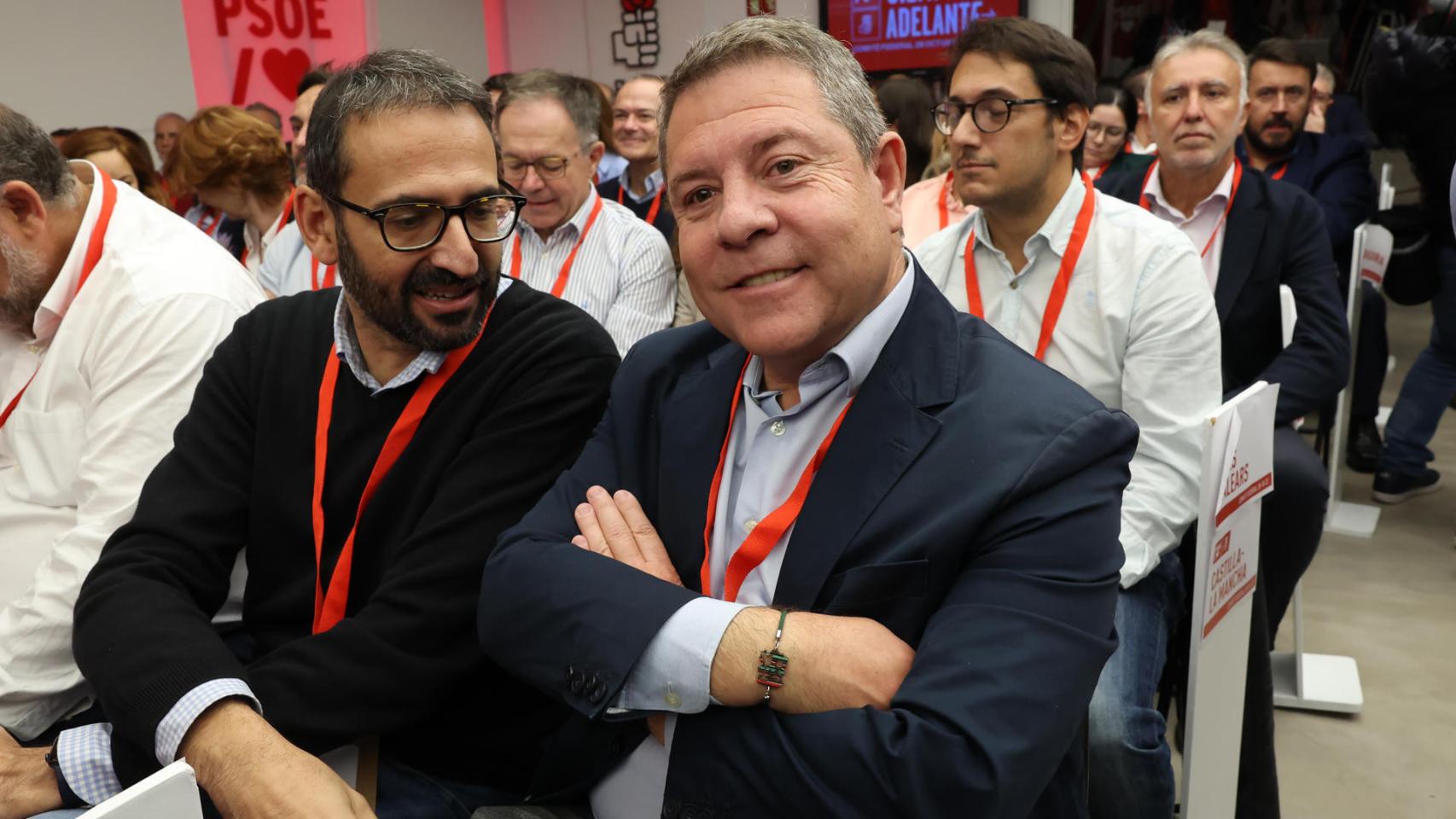 El presidente de Castilla la Mancha, Emiliano García Page (D) durante la reunión de Comité Federal del PSOE este sábado.