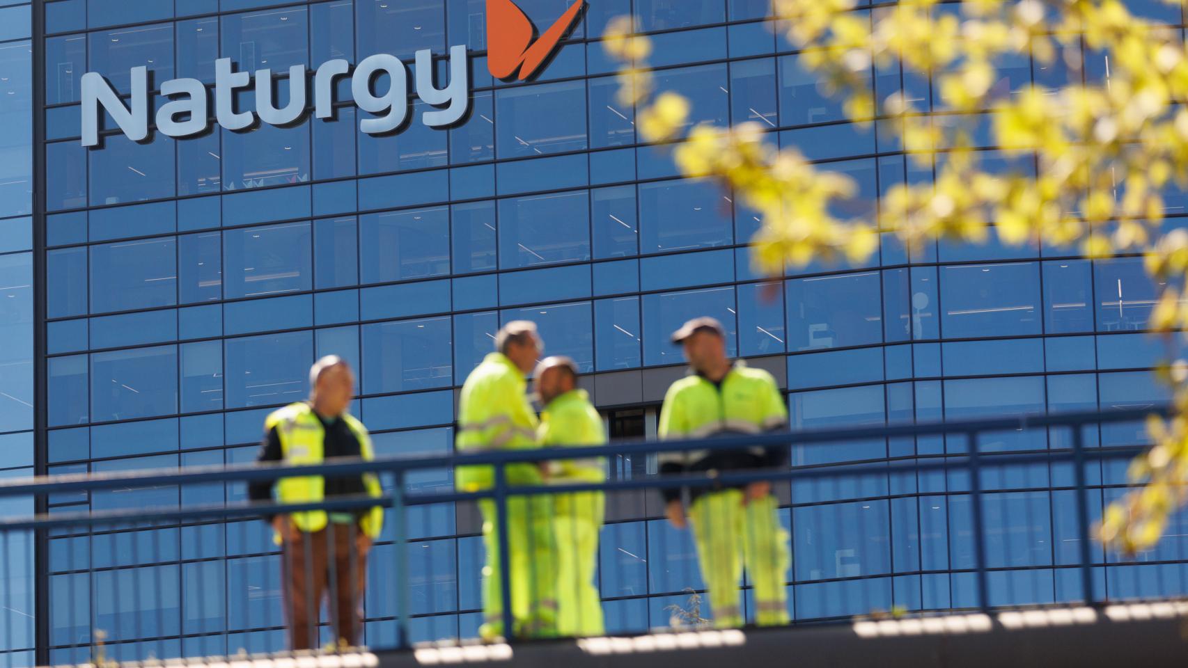 Un grupo de personas frente a la sede de Naturgy.
