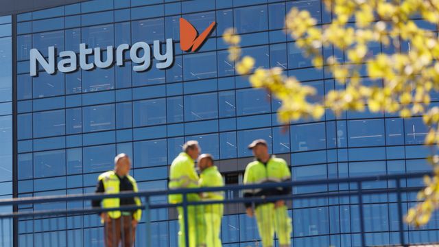 Un grupo de personas frente a la sede de Naturgy.