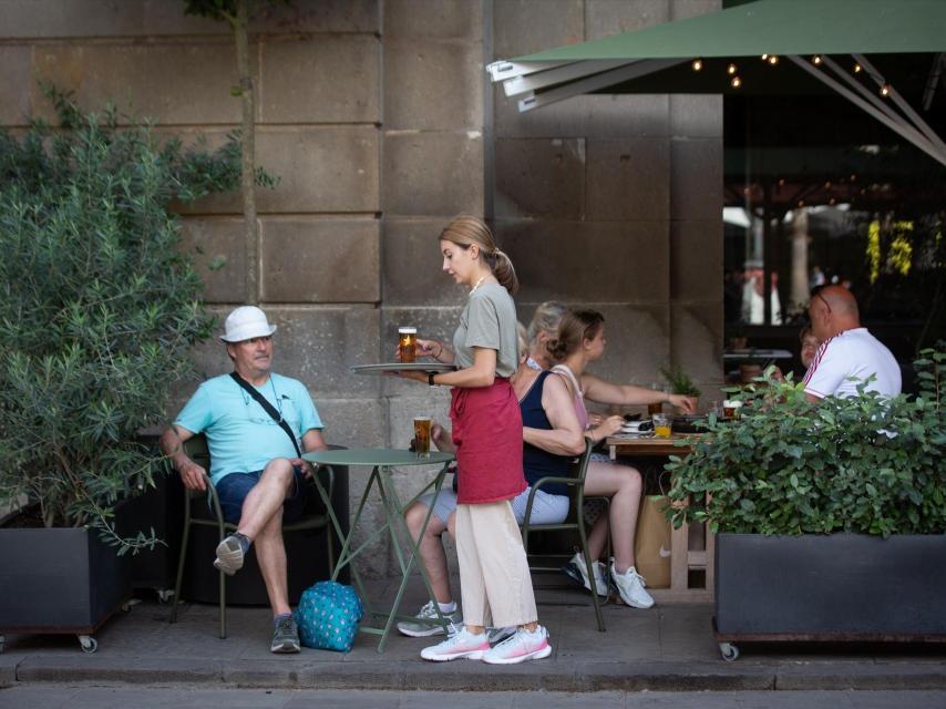 Una camarera en una terraza de Barcelona.
