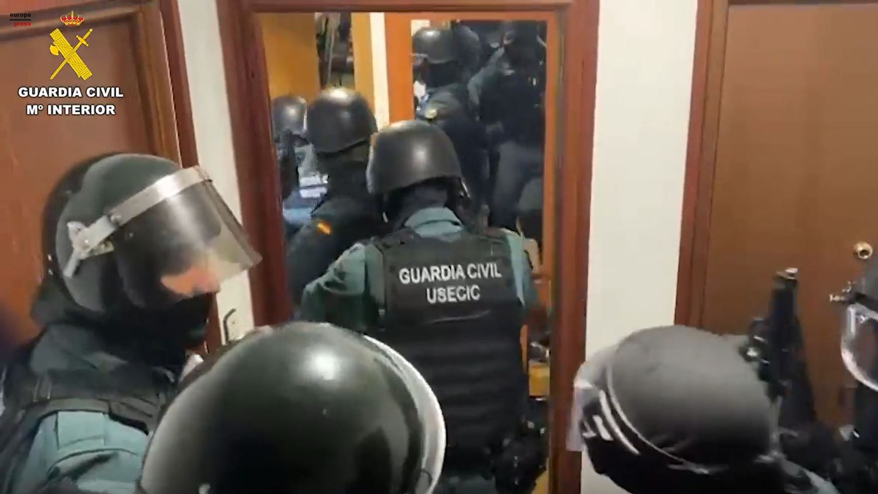Guardia Civil accediendo a la vivienda de los ladrones detenidos.