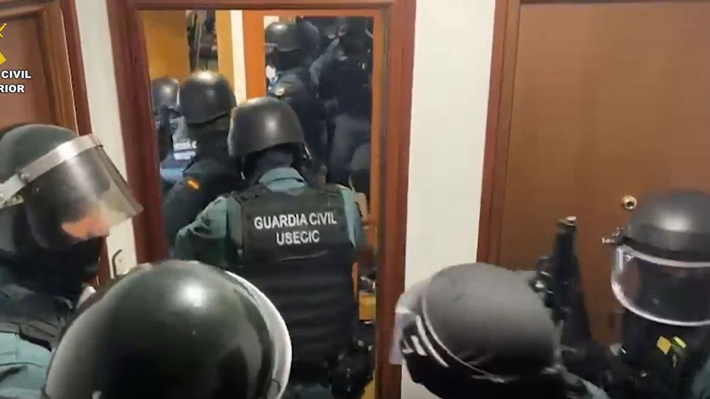 Guardia Civil accediendo a la vivienda de los ladrones detenidos.