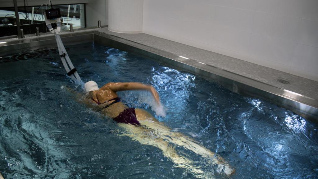 La piscina crea un flujo constante de agua que imita la corriente natural de un río.