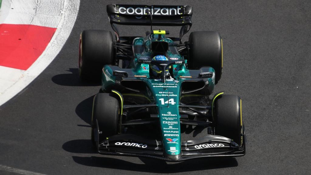 Fernando Alonso realiza una vuelta en la clasificación del Gran Premio de México.