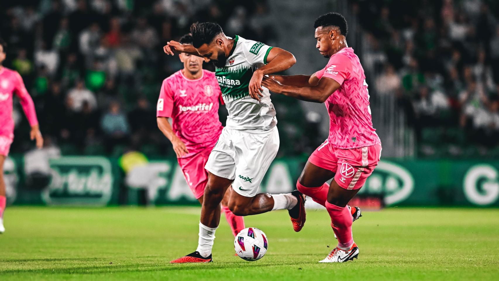 Elugador Mourad disputa un balón.