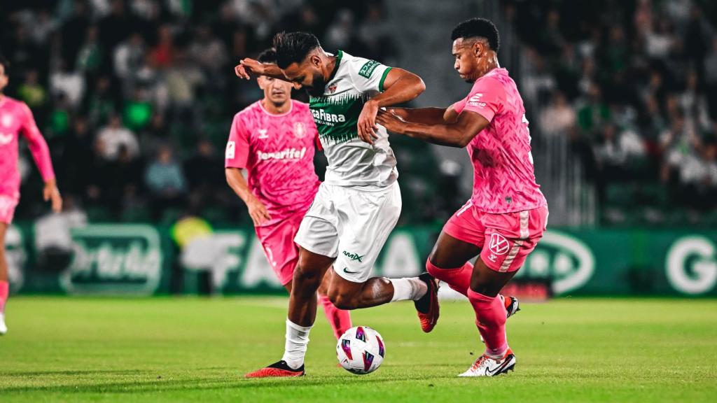 Elugador Mourad disputa un balón.