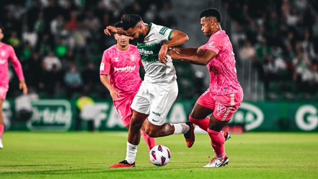 Elugador Mourad disputa un balón.