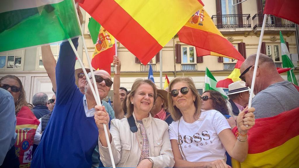 Ana, con chaqueta beis, posa para EL ESPAÑOL de Málaga.