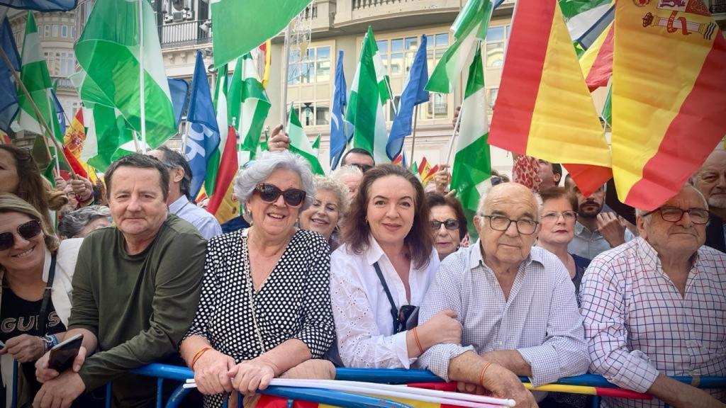 Isabel, en la convocatoria, junto a familiares.