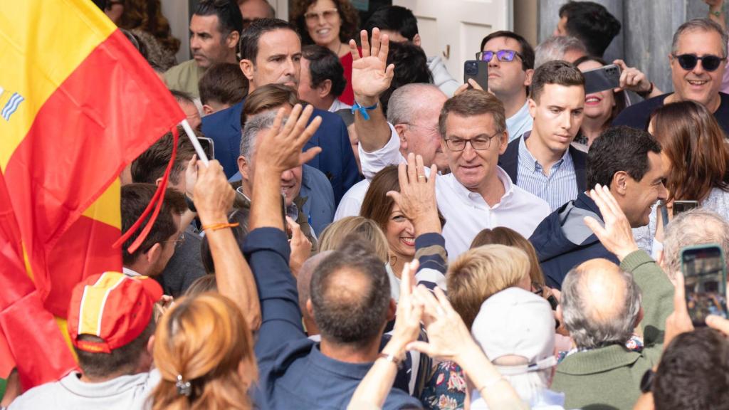 La llegada de Feijóo, entre aplausos y vítores.