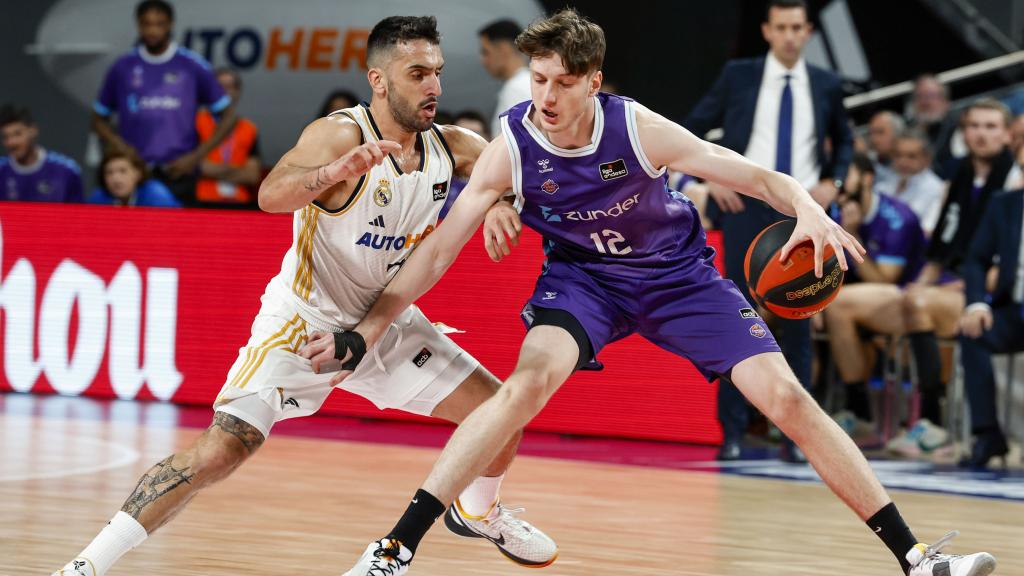El jugador del Real Madrid F. Campazzo y el jugador del Zunder Palencia A. Ubal, durante el partido de la jornada 7 de la Liga Endesa.