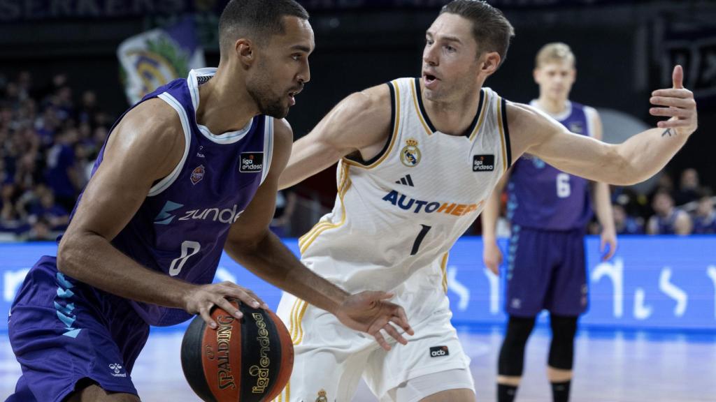 Fabian Causeur defendiendo a Vitor Benite en el Real Madrid - Palencia de Liga Endesa.