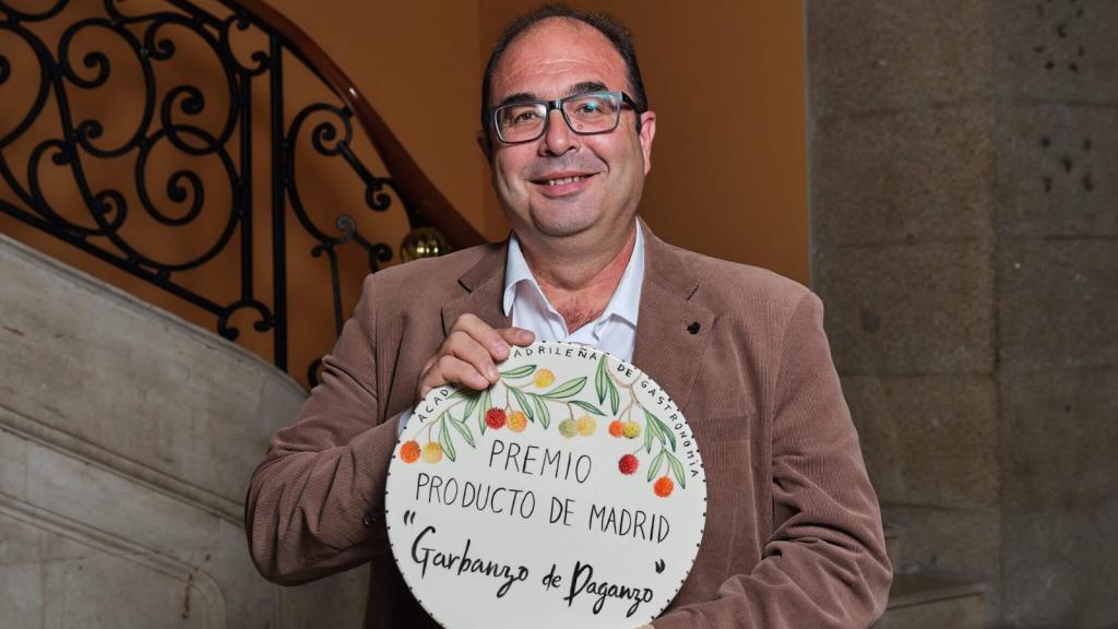 Alberto Godín Fernández muestra el premio que acaban de ganar.
