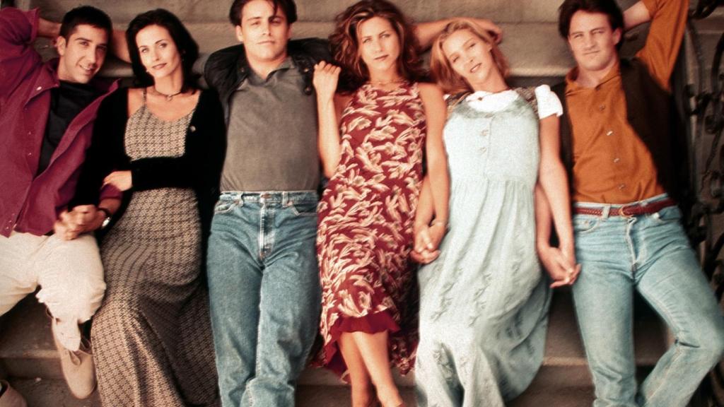 Perry junto a sus compañeros de reparto de la emblemática serie 'Friends'.