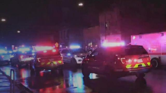 Agentes de policía acuden al lugar del crimen.