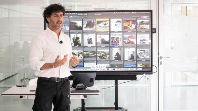 Emilio Morenatti explica a los alumnos su trabajo.