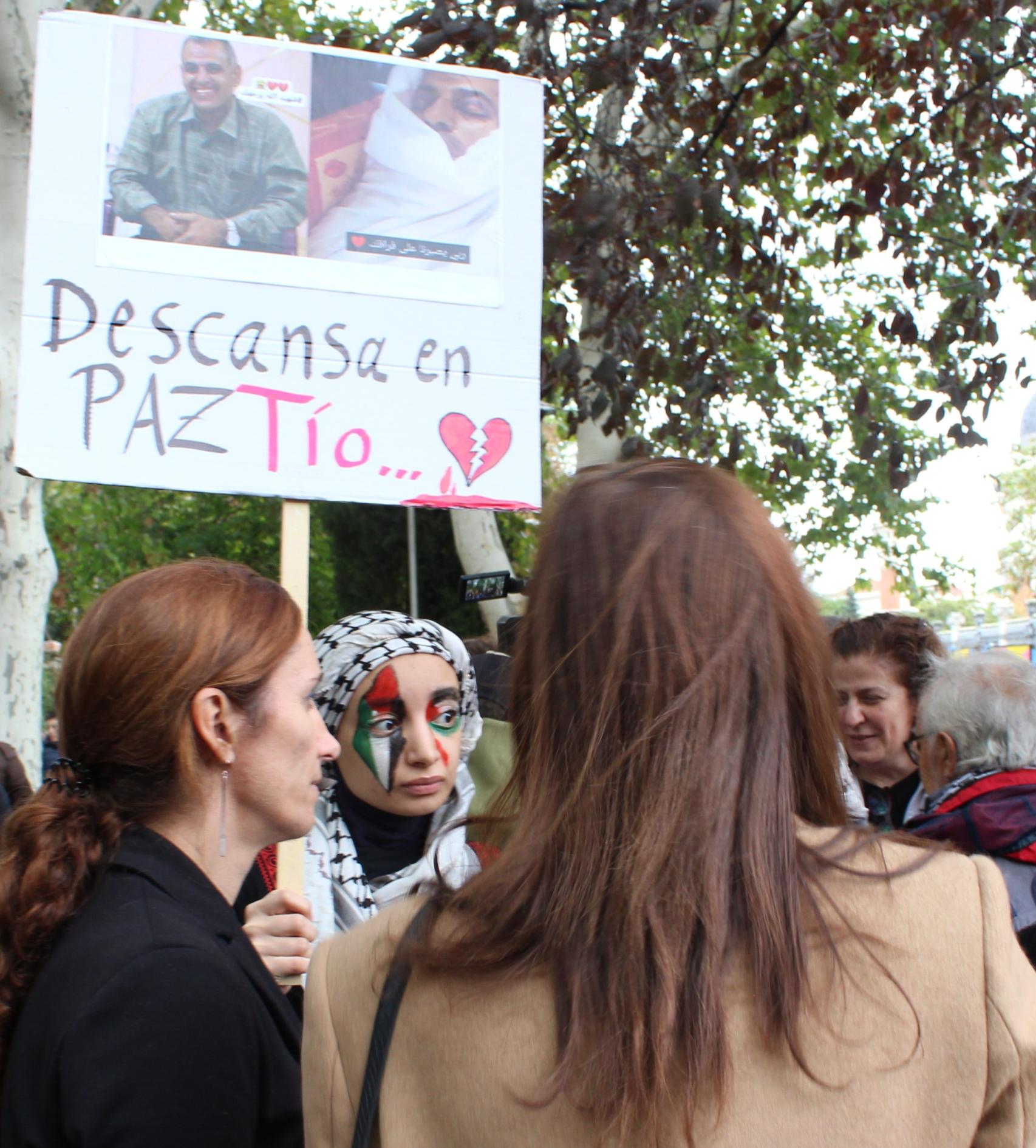 Duha junto a Mónica García antes de la manifestación.