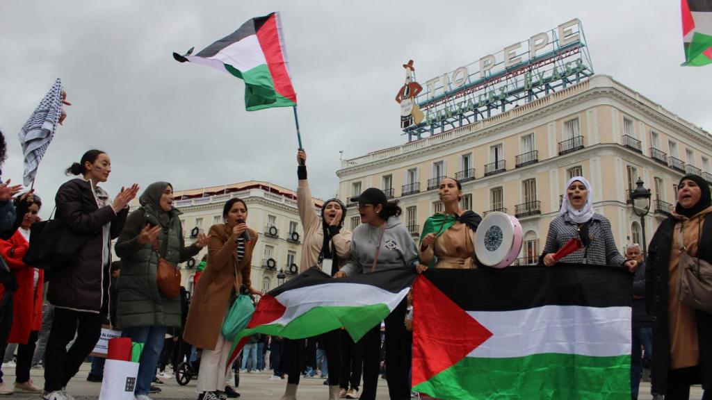 Manifestantes en la Puerta del Sol.