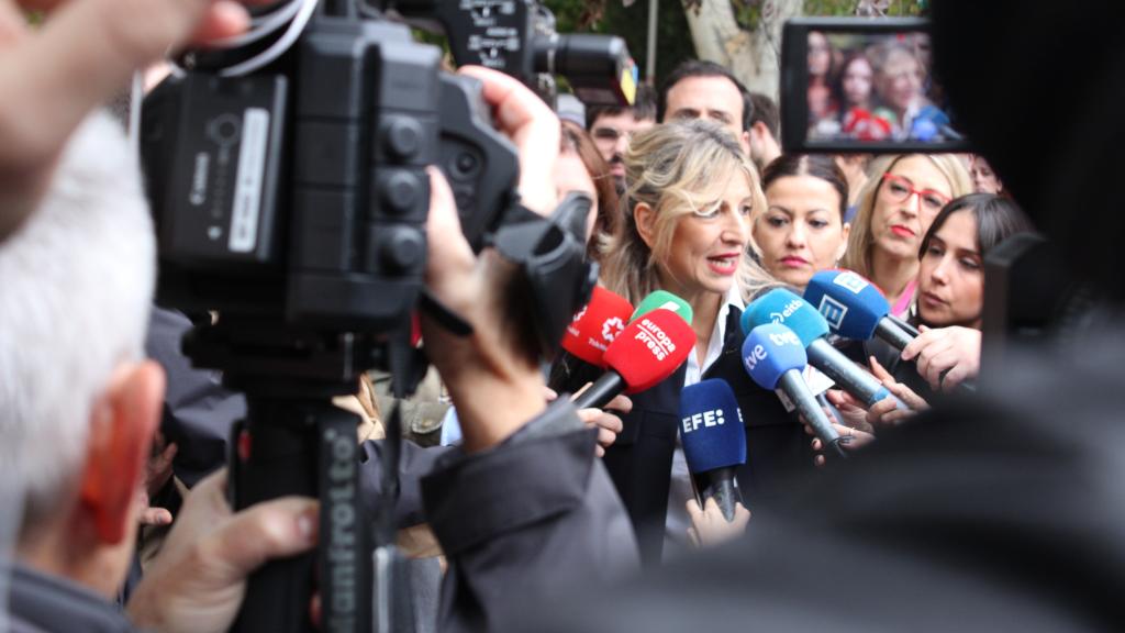 Yolanda Díaz atendiendo a los medios.