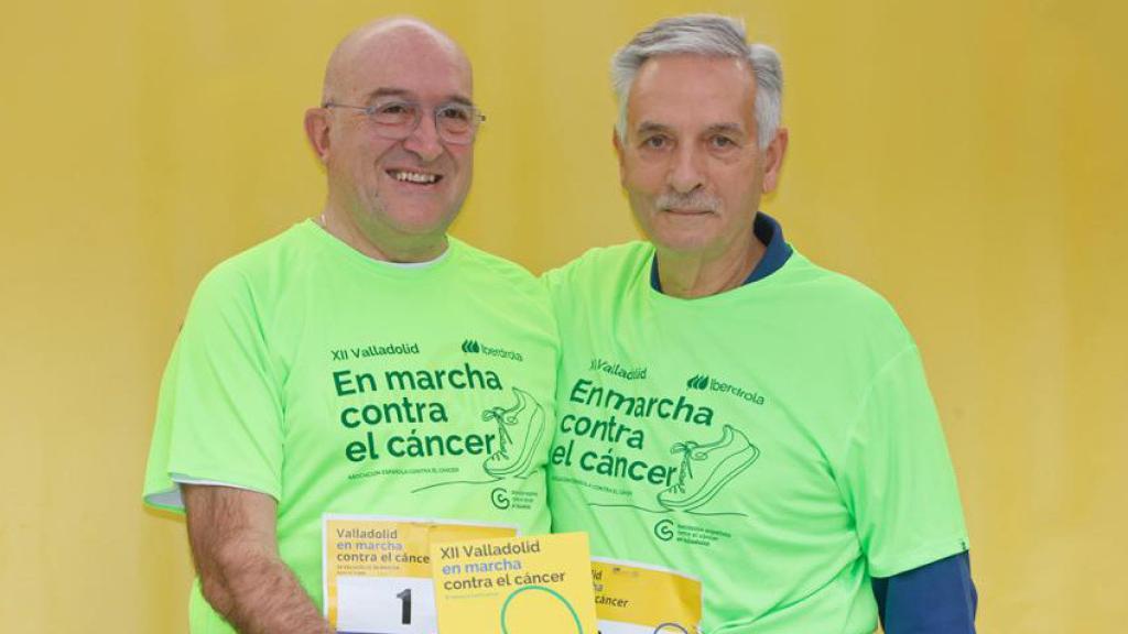 Jesús Julio Carnero, a la izquierda, junto a Artemio Domínguez, presidente de la AECC en Castilla y León