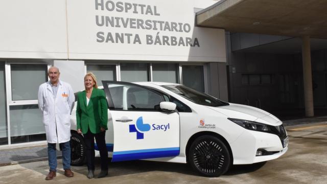 La delegada territorial, Yolanda de Gregorio, y el gerente de Asistencia Sanitaria de Soria, José Luis Vicente, junto al nuevo vehículo