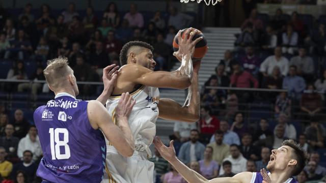 Walter Tavares lucha un rebote frente a los jugadores del Zunder Palencia.