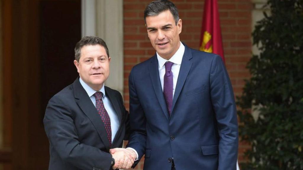 El presidente del Gobierno, Pedro Sánchez, con el presidente de la comunidad de Castilla-La Mancha, Emiliano García-Page, en una reunión que mantuvieron en 2018 en la Moncloa.