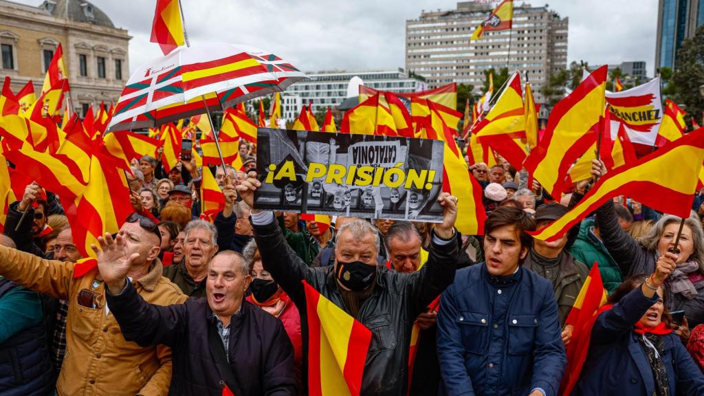 Manifestantes en el evento organizado por DENAES en contra de la amnistía