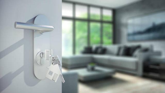 Imagen de archivo de una puerta de una casa con las llaves