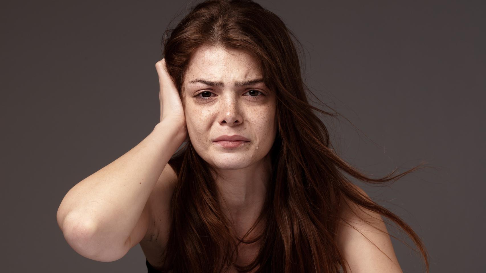 Imagen de una mujer emocionada.