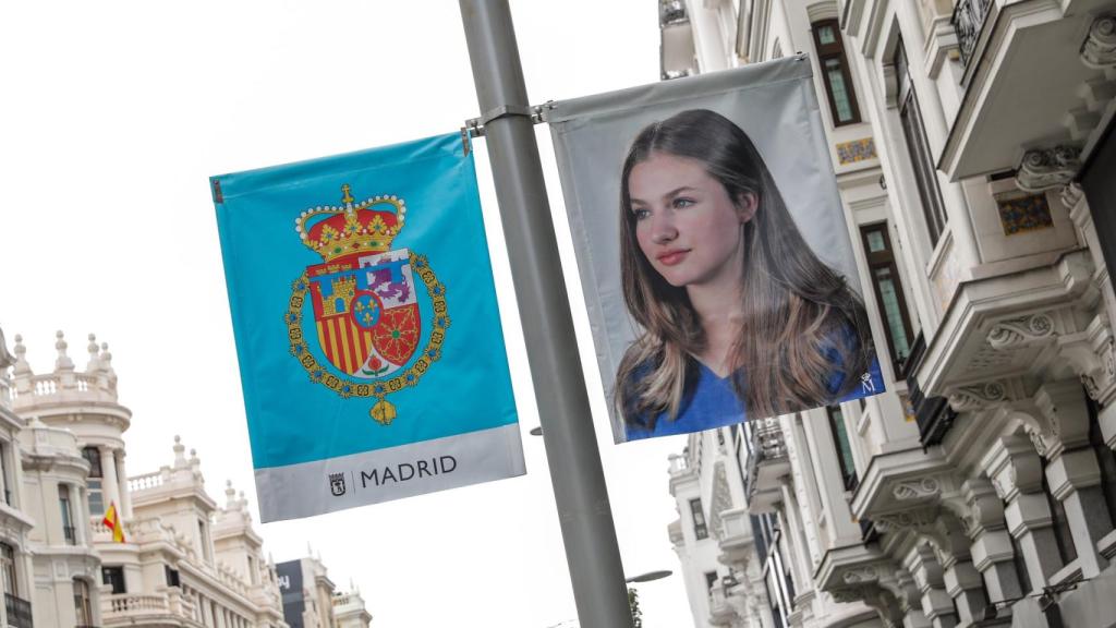 La decoración con el rostro y el escudo de Leonor.