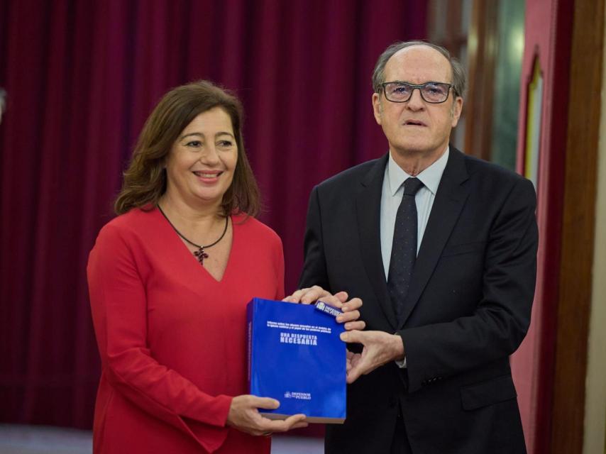 Ángel Gabilondo entrega a la presidenta del Congreso, Francina Armengol, el Informe sobre los abusos sexuales en el ámbito de la Iglesia católica, el pasado viernes.