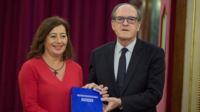 Ángel Gabilondo entrega a la presidenta del Congreso, Francina Armengol, el Informe sobre los abusos sexuales en el ámbito de la Iglesia católica, el pasado viernes.