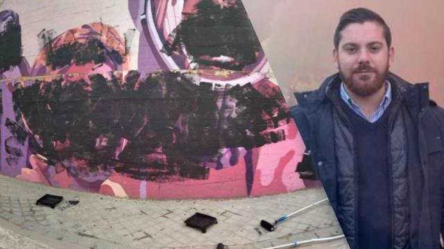 Luis Felipe Ulecia, militante de Vox, junto al mural vandalizado en marzo de 2021.