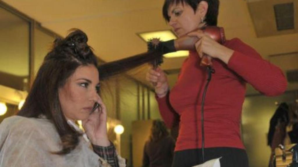 Luz, peinando a Mariló Montero en TVE.