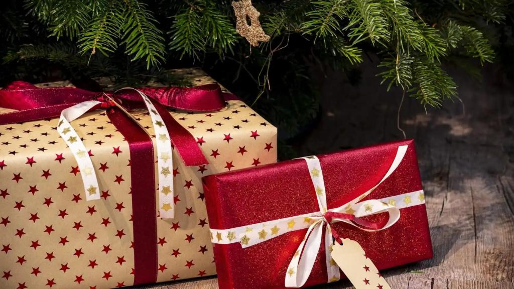 Regalos bajo un árbol de Navidad.