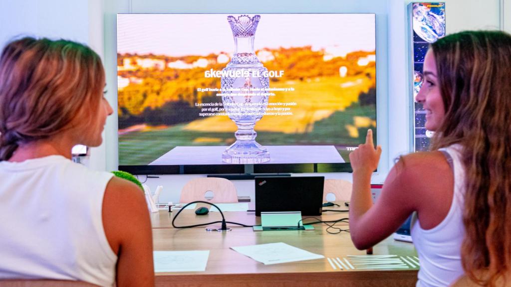 Las dos hermanas siguiendo el torneo de golf.
