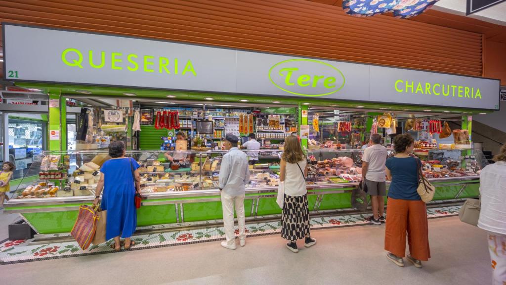 Gente esperando para ser atendida en el puesto del mercado de Chamberí, charcutería Tere.