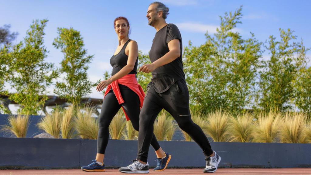 Una pareja haciendo ejercicio físico.
